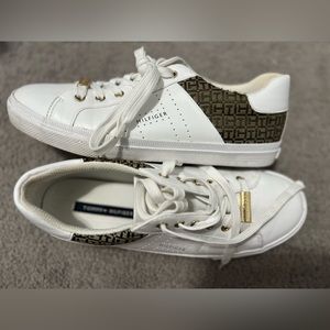 EUC Tommy Hilfiger Leather Sneakers